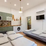 Industrial Style With Ac Steps To Gozsdu Appartamento Budapest